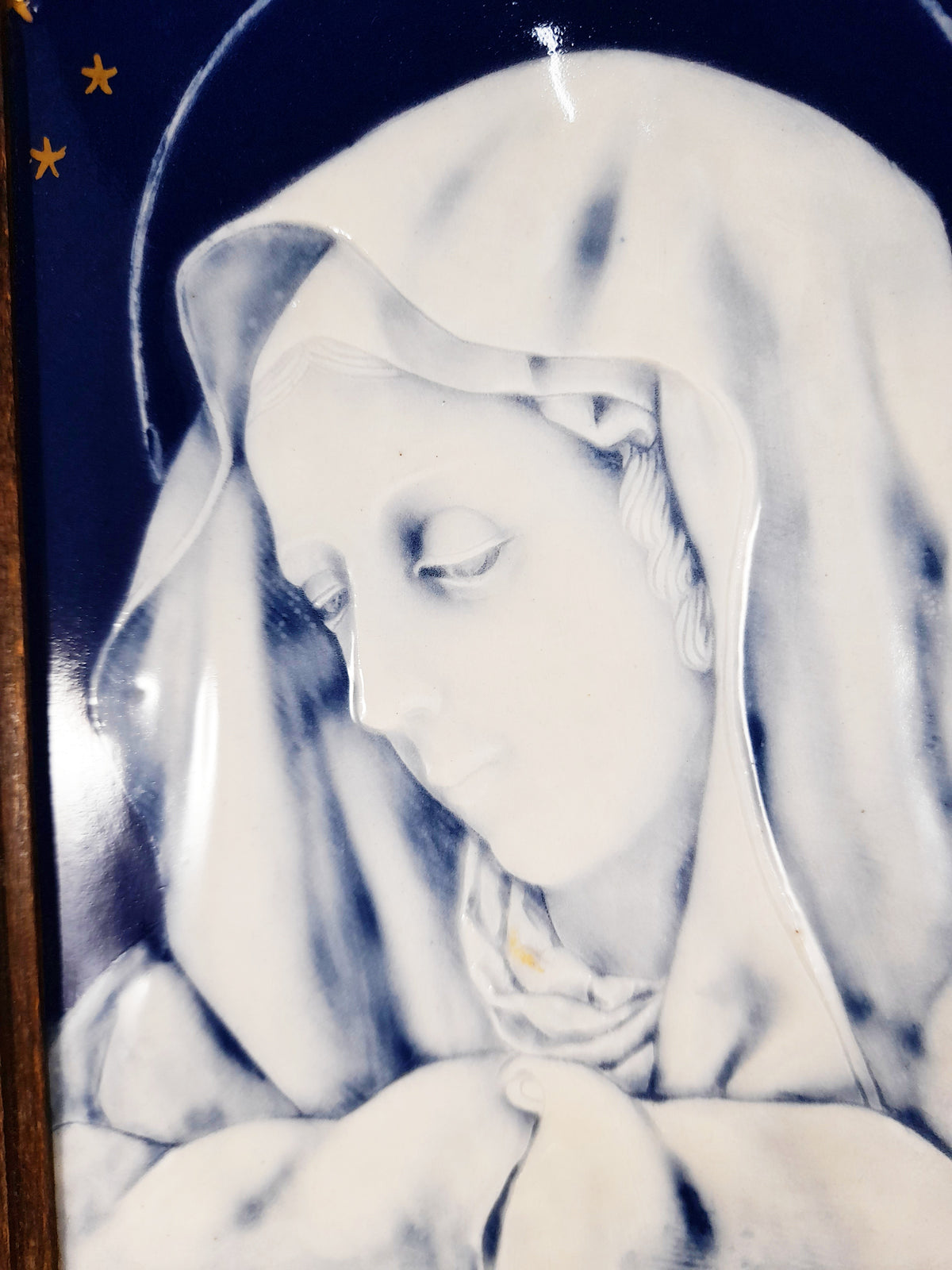 Tabliczka Pâte-sur-Pâte Matki Najświętszej Nieskończonego Smutku autorstwa Marcela Chaufriasse, Limoges, w ramie