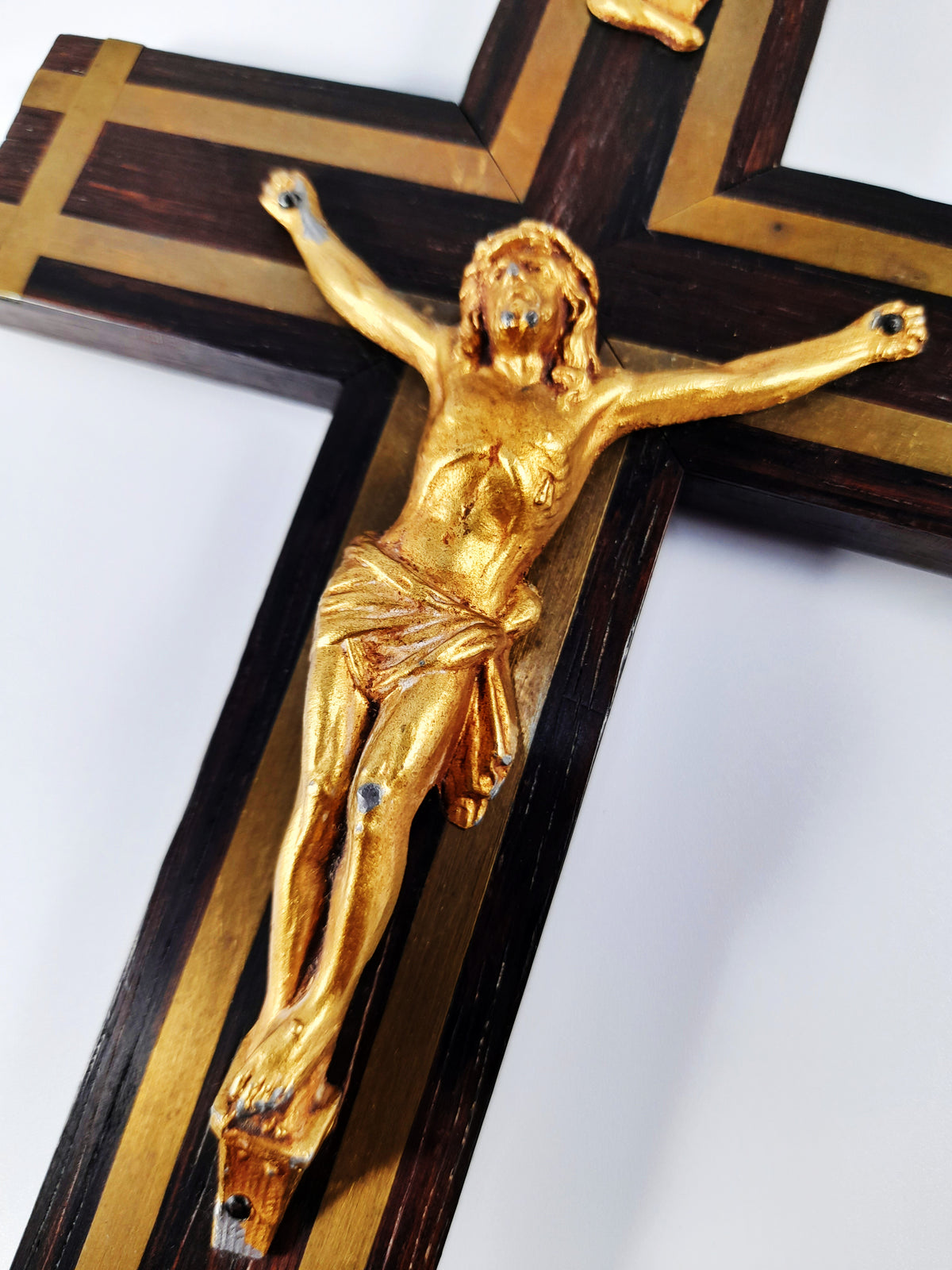 Antico crocifisso di Lourdes in ebano con cappella e intarsi in bronzo, 25 × 13 cm, c. 1890