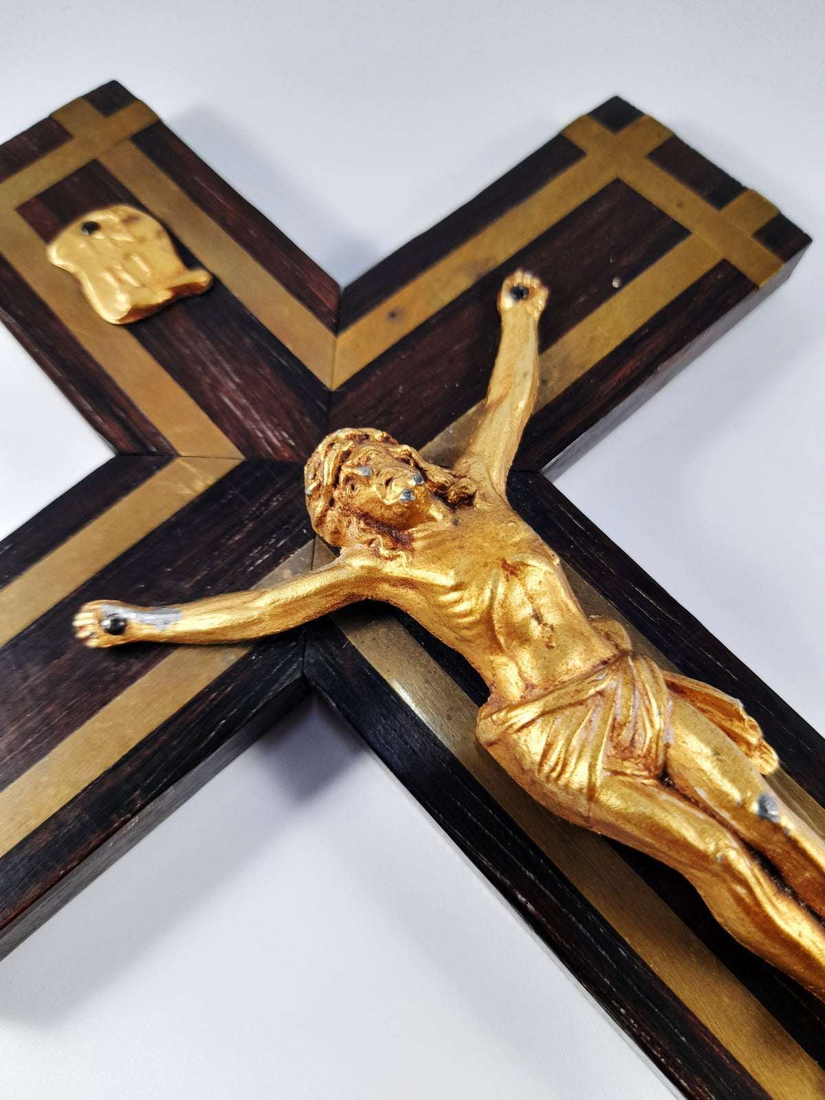 Antico crocifisso di Lourdes in ebano con cappella e intarsi in bronzo, 25 × 13 cm, c. 1890