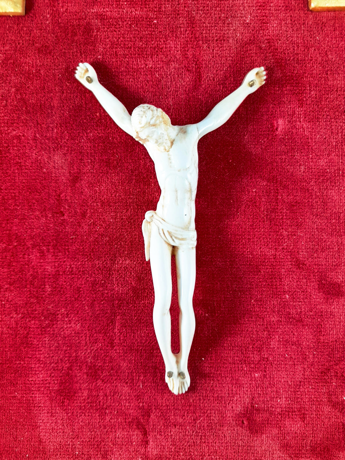 Antigua figura tallada de Cristo en hueso, trabajo de Dieppe, montura de terciopelo y marco dorado, c. 1830