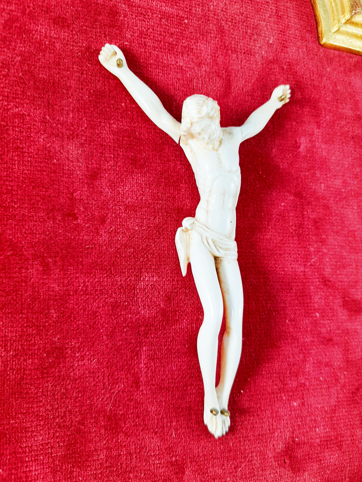 Antigua figura tallada de Cristo en hueso, trabajo de Dieppe, montura de terciopelo y marco dorado, c. 1830