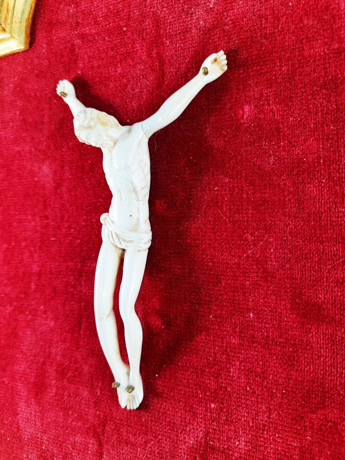 Antigua figura tallada de Cristo en hueso, trabajo de Dieppe, montura de terciopelo y marco dorado, c. 1830