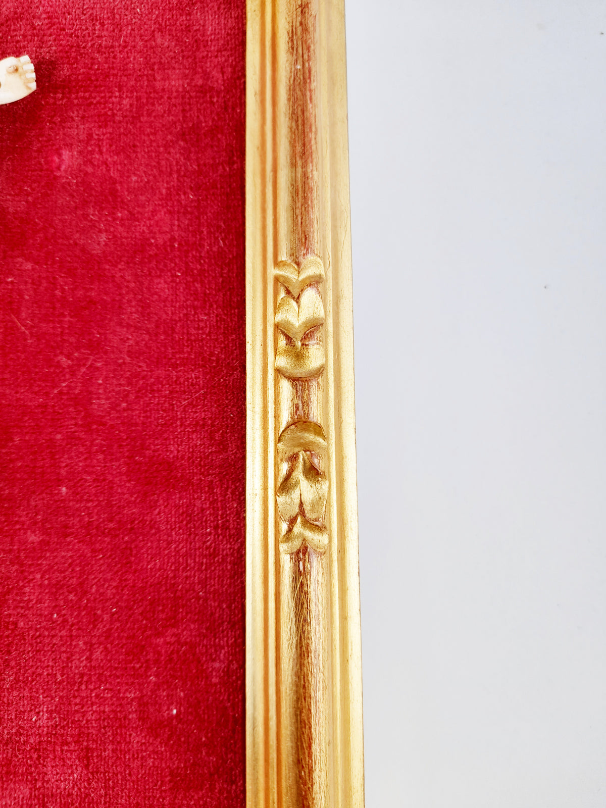 Antigua figura tallada de Cristo en hueso, trabajo de Dieppe, montura de terciopelo y marco dorado, c. 1830
