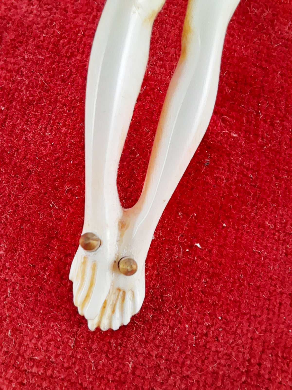 Antigua figura tallada de Cristo en hueso, trabajo de Dieppe, montura de terciopelo y marco dorado, c. 1830