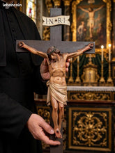 Charger l'image dans la galerie, Stunning Church Cross with Hand Carved and Hand Painted Corpus Christi. 77x31 cm in Excellent Condition Circa 1860