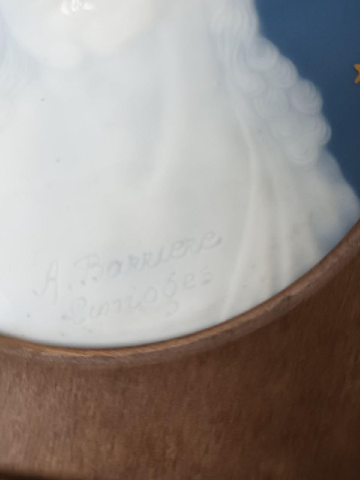 Placa de Limoges con el Cristo en técnica pâte-sur-pâte de Antoine Barrière, c. 1900