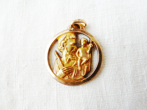 Antique Saint Christopher Medal, 22 carat Rolled Gold, French by FIX, Circa 1910, 2 centimetres diameter, 2 grams