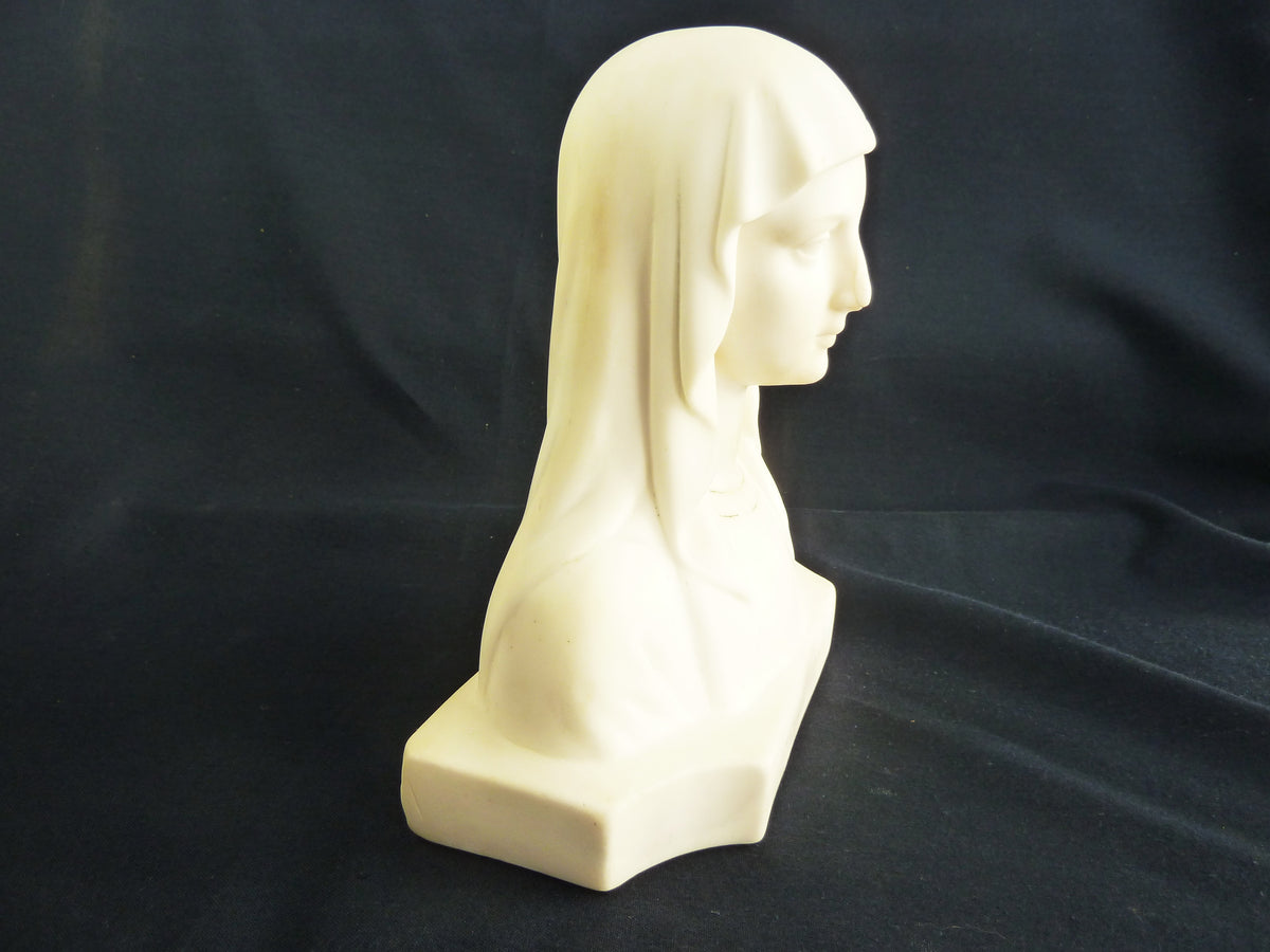 Busto di Nostra Signora di Lourdes di C. Maillard, marmo e gesso, 21 cm