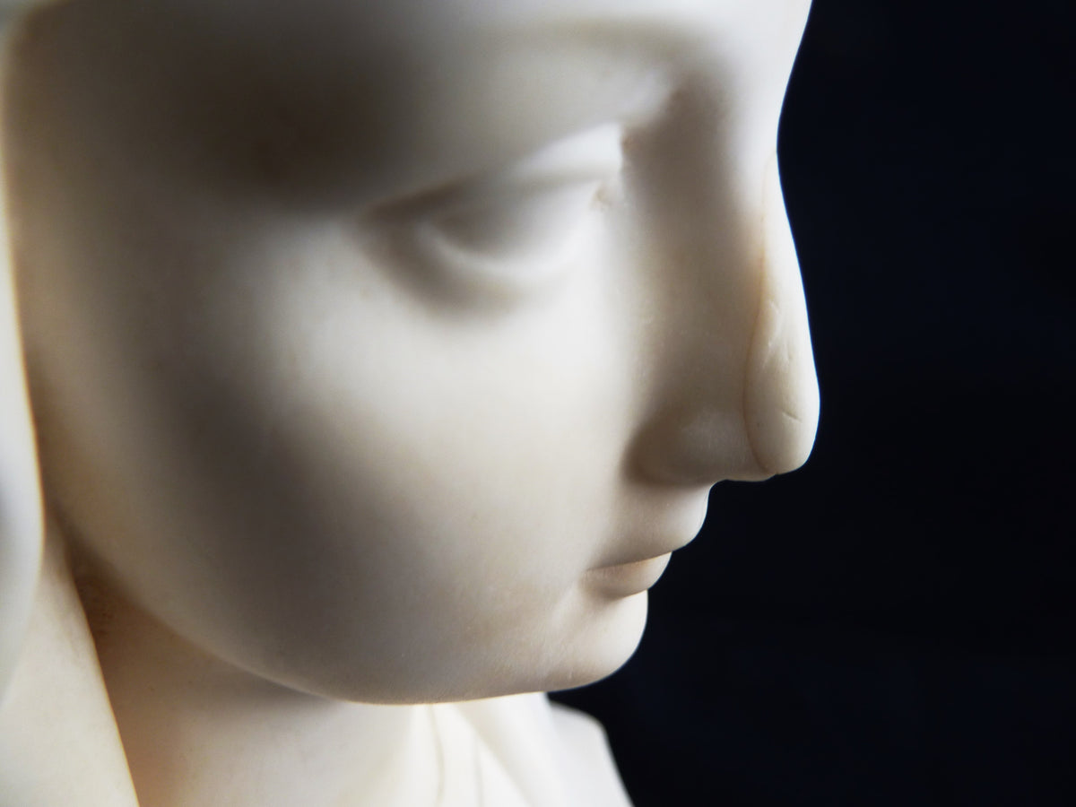 Busto di Nostra Signora di Lourdes di C. Maillard, marmo e gesso, 21 cm