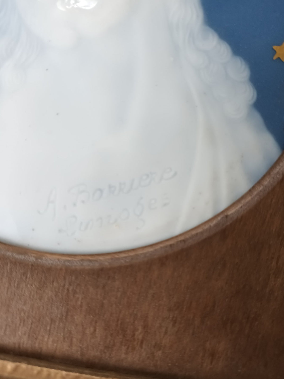 Placa de Limoges con el Cristo en técnica pâte-sur-pâte de Antoine Barrière, c. 1900