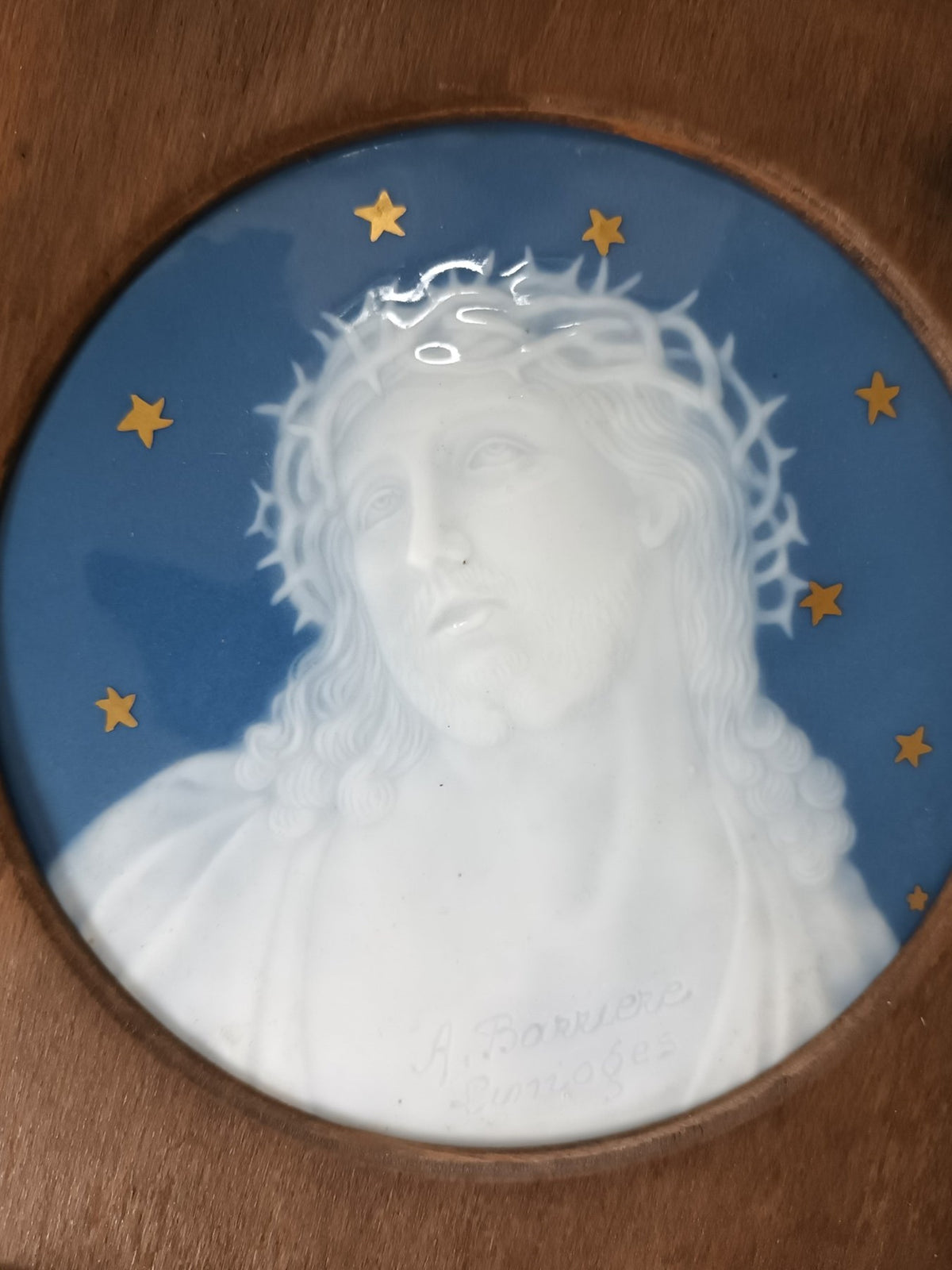 Placa de Limoges con el Cristo en técnica pâte-sur-pâte de Antoine Barrière, c. 1900