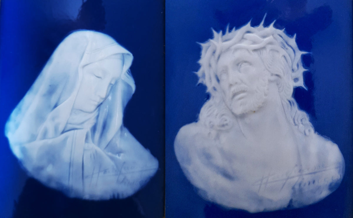 Unsere Liebe Frau von der Immerwährenden Trauer und Die Passion Christi von Marcel Chaufriasse, Pate-Sur-Pate-Plaketten, seltenes signiertes Paar