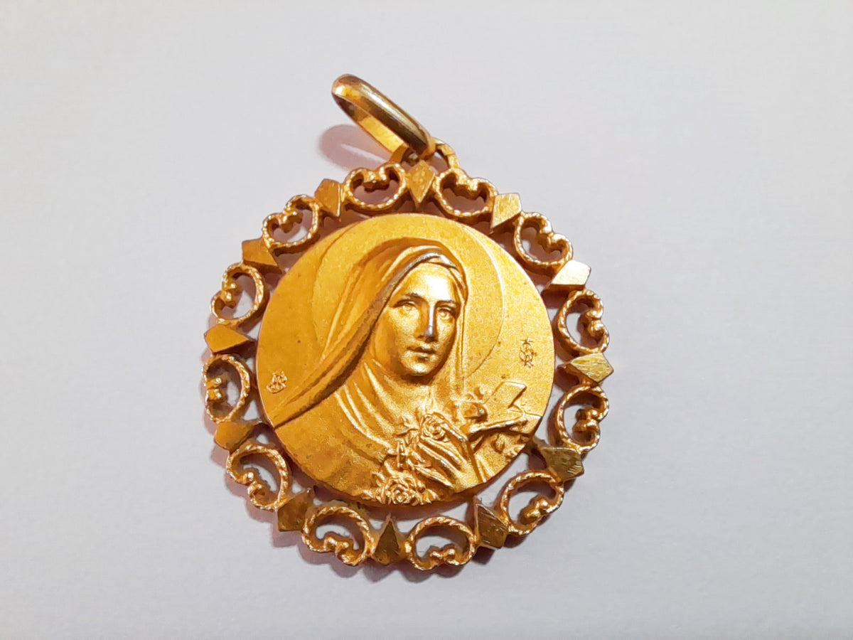 Medalla chapada en oro de Santa Teresita por Jean Balme, 3 cm, con cadena de plata de 18 pulgadas