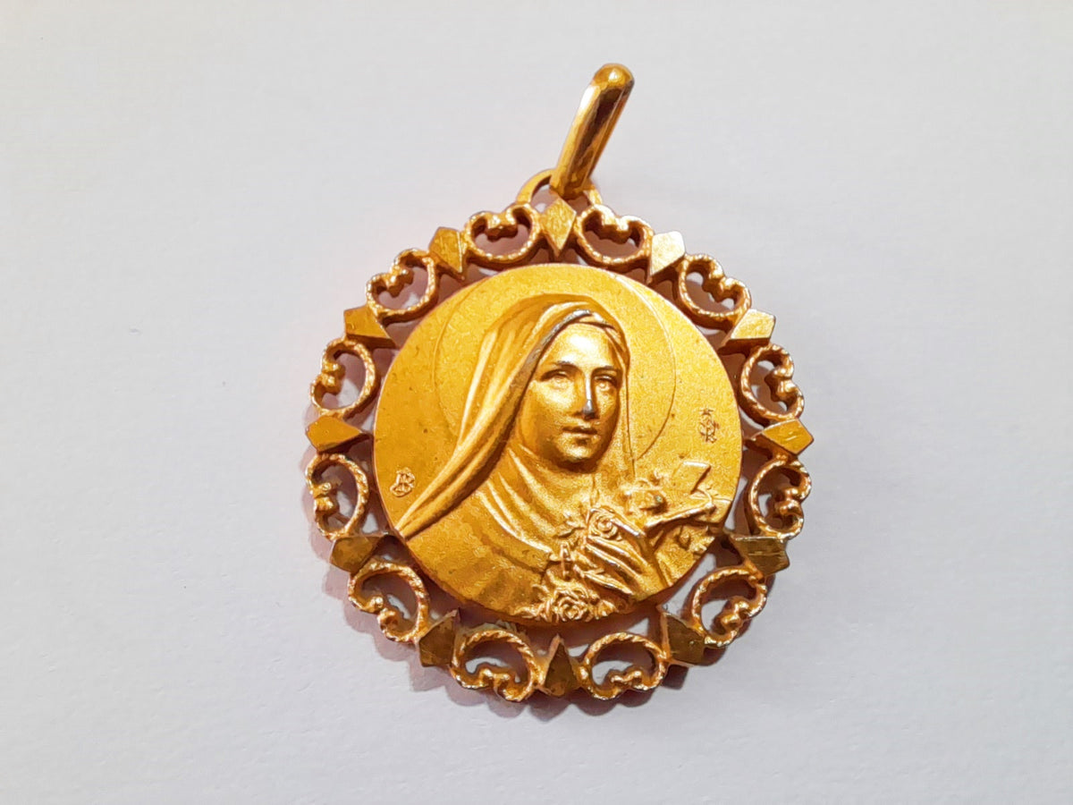 Medalla chapada en oro de Santa Teresita por Jean Balme, 3 cm, con cadena de plata de 18 pulgadas