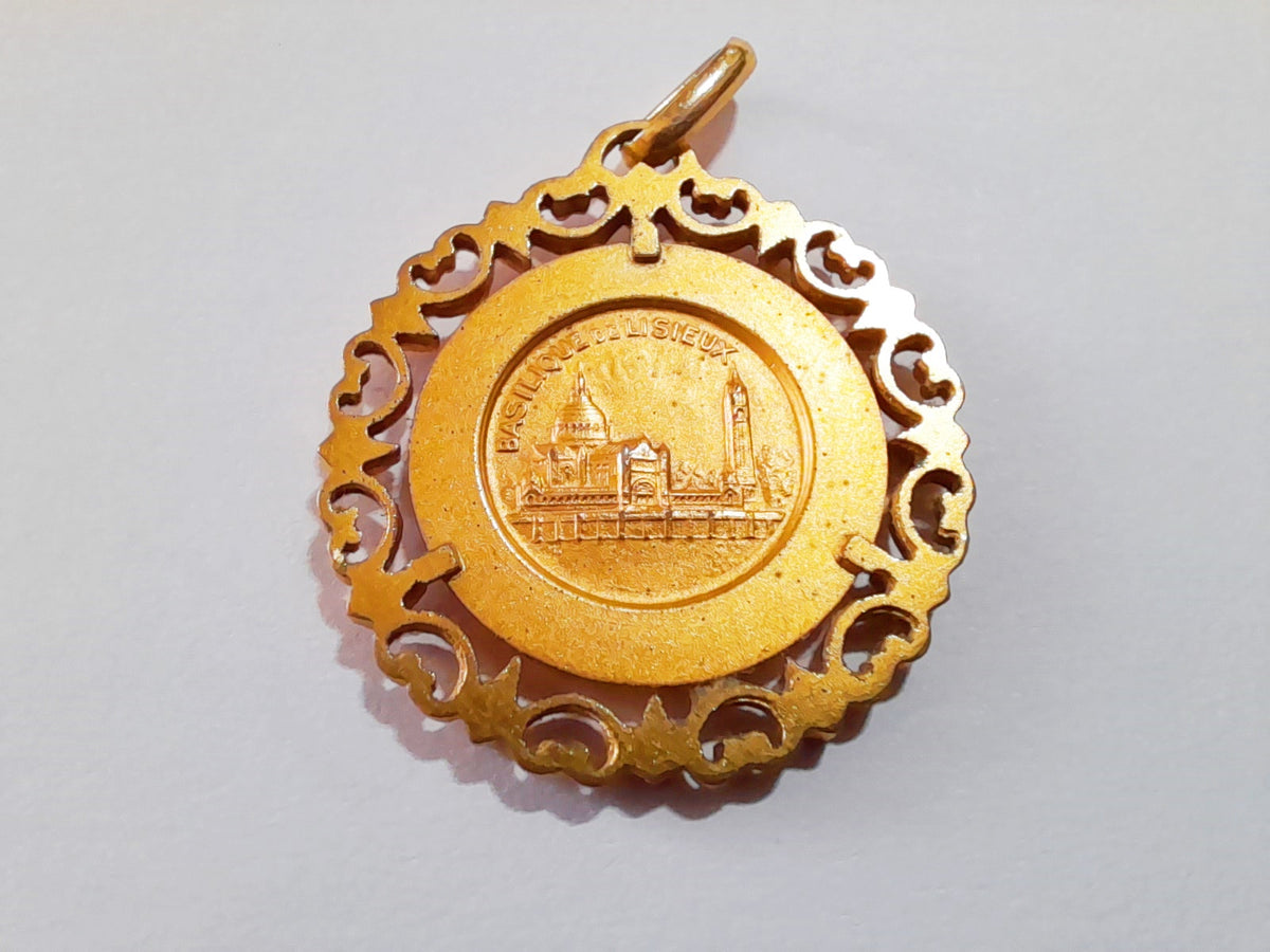 Medalla chapada en oro de Santa Teresita por Jean Balme, 3 cm, con cadena de plata de 18 pulgadas