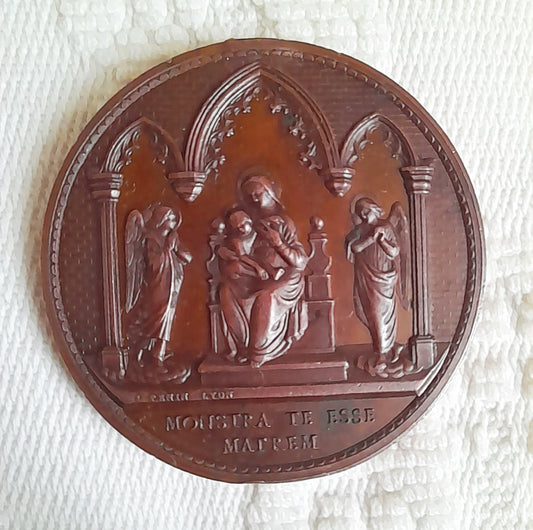 Medalla de comunión de la Virgen María y el Niño por Ludovic Penin, bronce, 4 cm, fechada en 1855