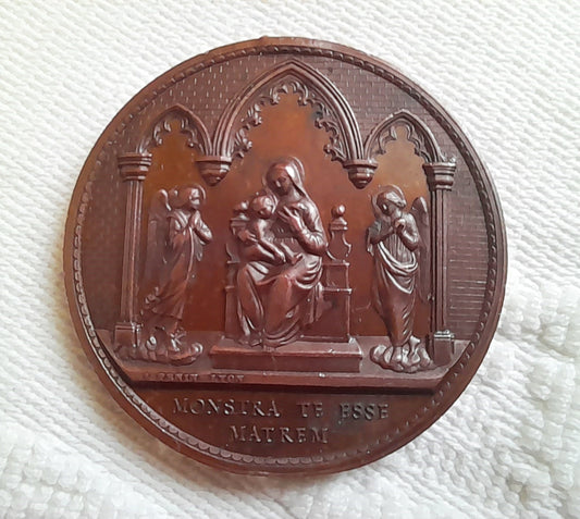 Medalla de comunión de la Virgen María y el Niño por Ludovic Penin, bronce, 4 cm, fechada en 1855