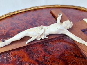 Dieppe Work Ivory Crucifix, Travail Dieppoise, Carved Ivory Corpus Christi 13.5 cm On Oak Cross On Burr Walnut, Circa 1830