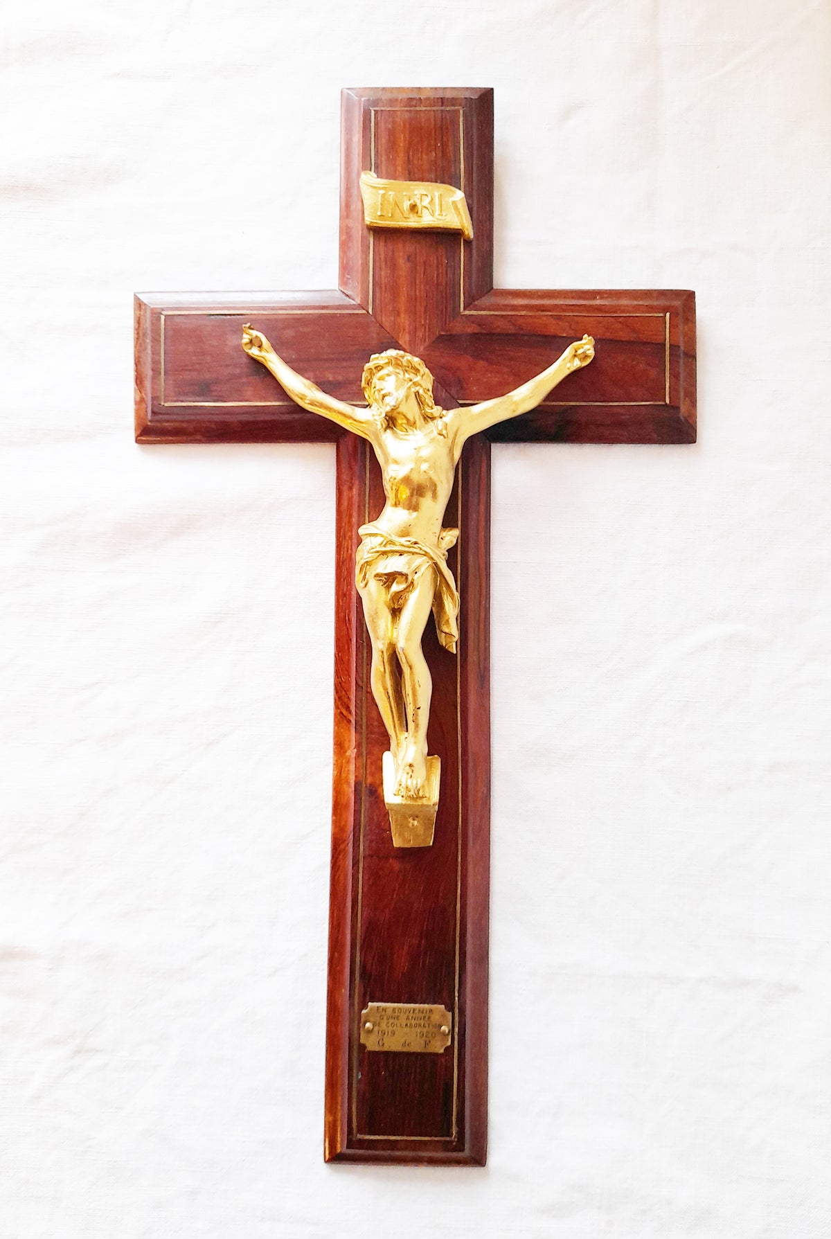Antiguo crucifijo de capilla de nogal con incrustaciones de bronce, 41 cm, 1919–1920