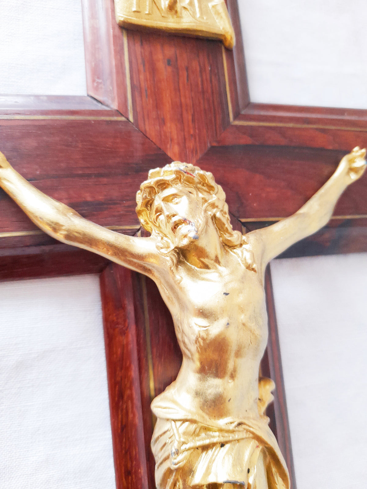 Antiguo crucifijo de capilla de nogal con incrustaciones de bronce, 41 cm, 1919–1920