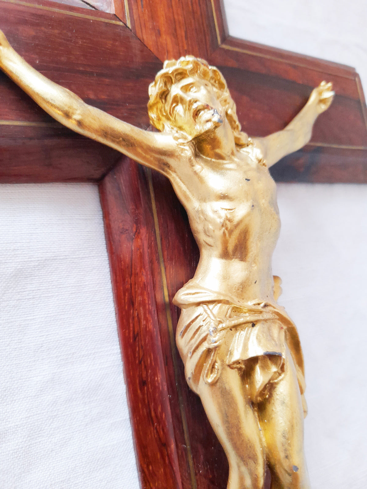 Antiguo crucifijo de capilla de nogal con incrustaciones de bronce, 41 cm, 1919–1920