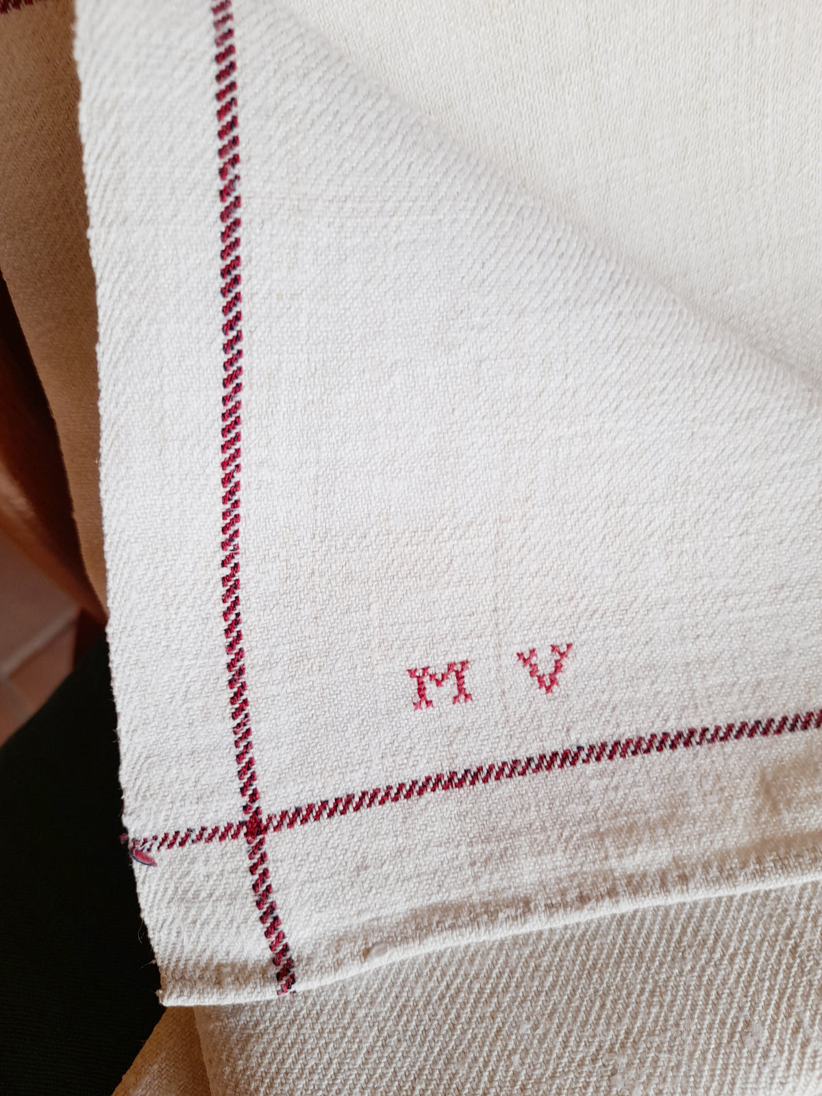 Antyczne francuskie lniane ręczniki, nieużywane, monogram MV, ok. 1920 r.