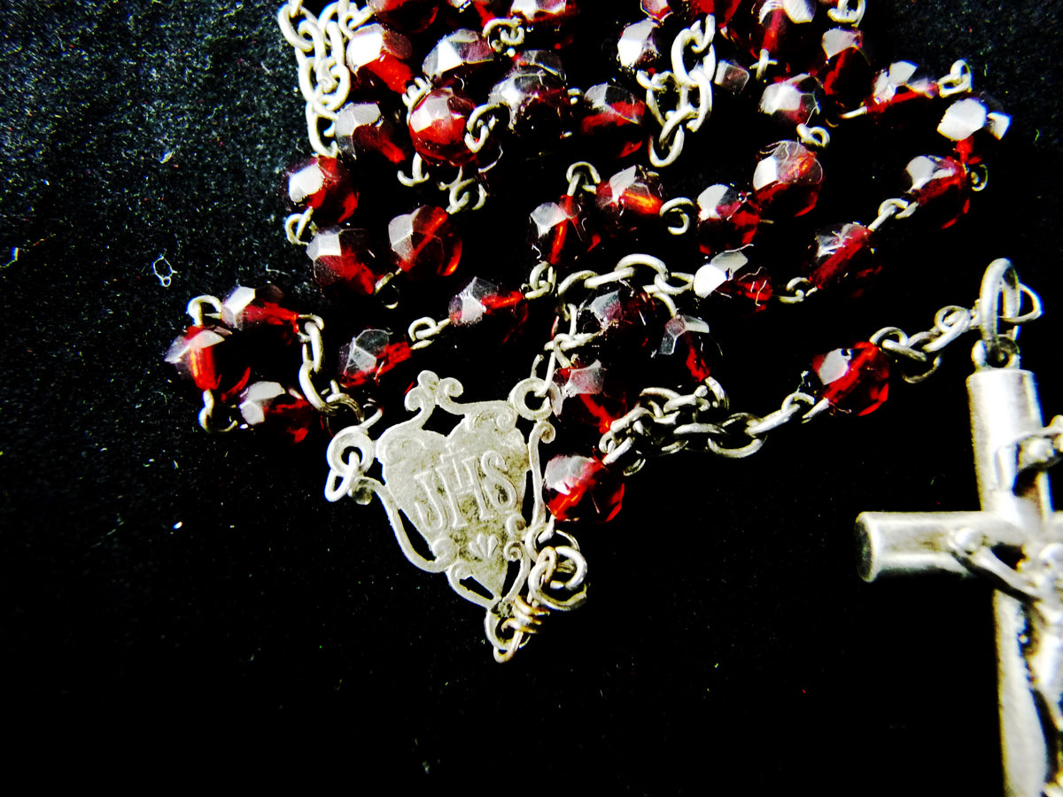 Rosario francés vintage con cuentas de vidrio talladas a mano de color granate