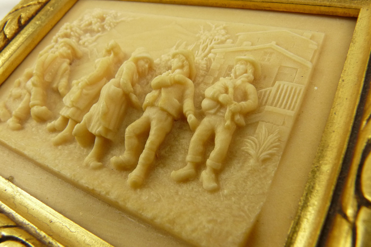 Antigua talla francesa en meerschaum de una aldea danzante con un jugador de cabrerra, enmarcada