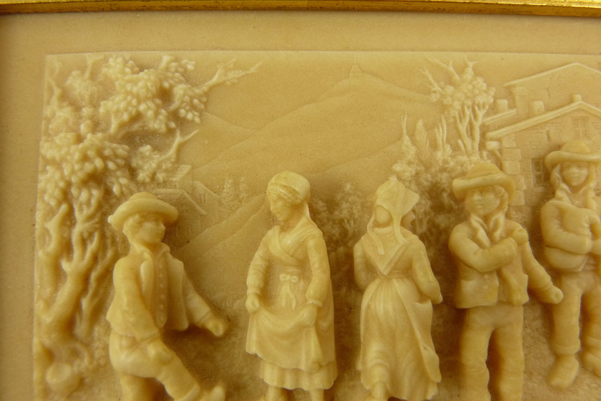 Antigua talla francesa en meerschaum de una aldea danzante con un jugador de cabrerra, enmarcada